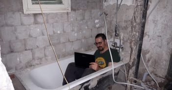 Flori de mucegai. Scriitorul Florin Irimia, experimentând un decor inspiraţional minimalist