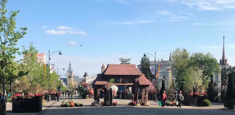 Centrul orașului, ca un bâlci imens
