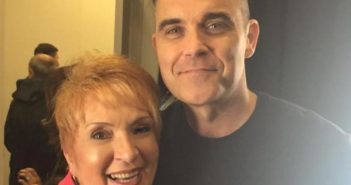 Nelly Miricioiu împreună cu Robbie Williams la deschiderea turneului final al CM 2018 din Rusia