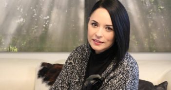 Capricii pe insula Capri. Andreea Marin preferă protecţia dublă împotriva insolaţiei
